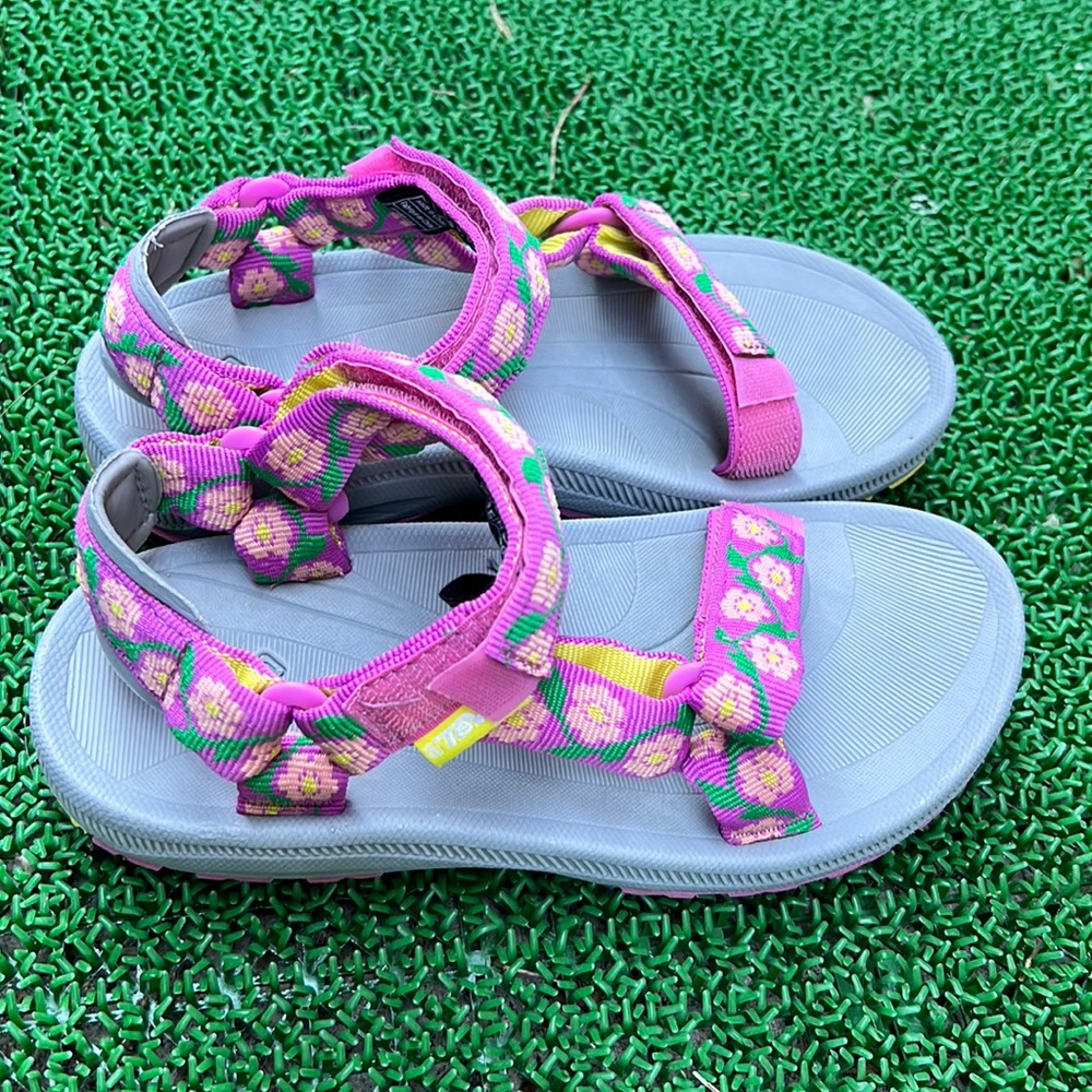 Teva youth size 3